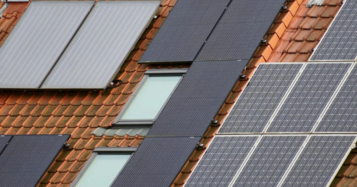 Paneles solares instalados sobre una cubierta de teja para revisar peso y carga por metro cuadrado